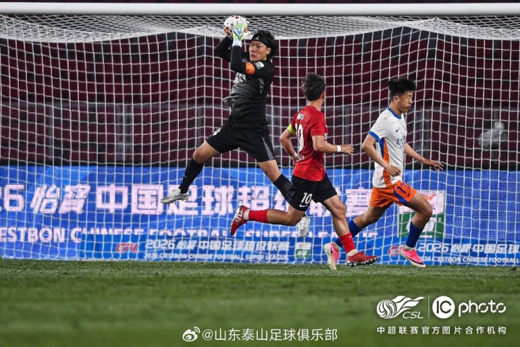 泽卡瓦科双响炮 山东泰山客场5-1大胜辽宁铁人 泽卡瓦科双响炮 山东泰山客场5-1大胜辽宁铁人