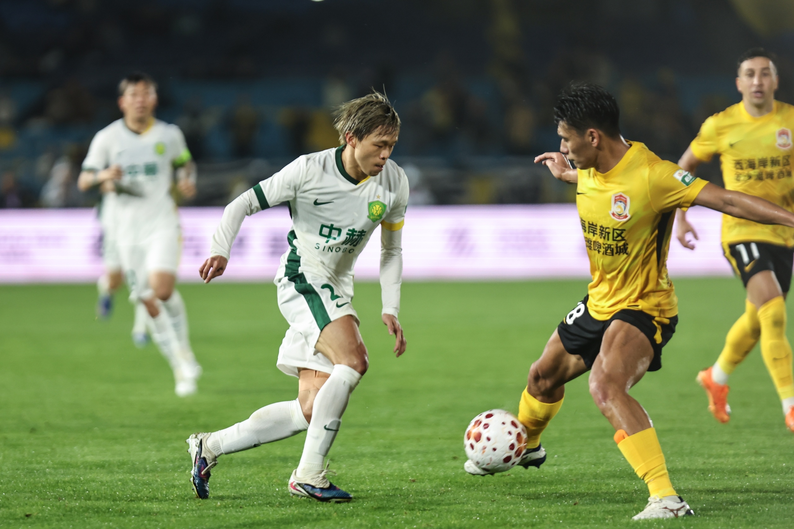 13轮不败!青岛西海岸2-1斩海港 前4轮1胜3负创逆袭