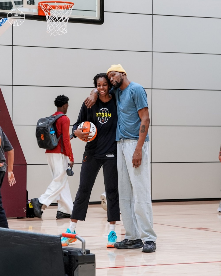 杜兰特现场指导风暴中锋马隆加，WNBA全明星赛季数据亮眼