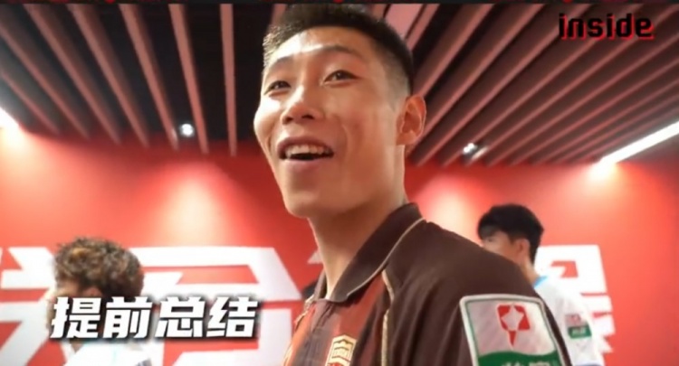 申花2-1逆转海港，吴曦赛后哽咽：想一想现场这么多球迷在背后支撑着我们