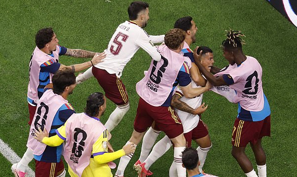 西班牙2-0法国：37场不败+6场零封，传控王朝碾压心理崩塌的蓝衣军团