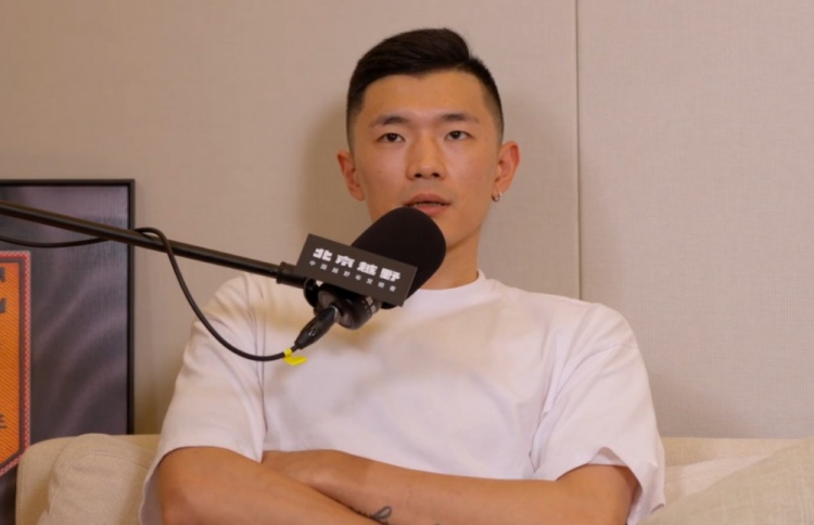 陈林坚自曝童年种地经历：插秧拔花生地瓜啥都会 爸开货车妈做裁缝