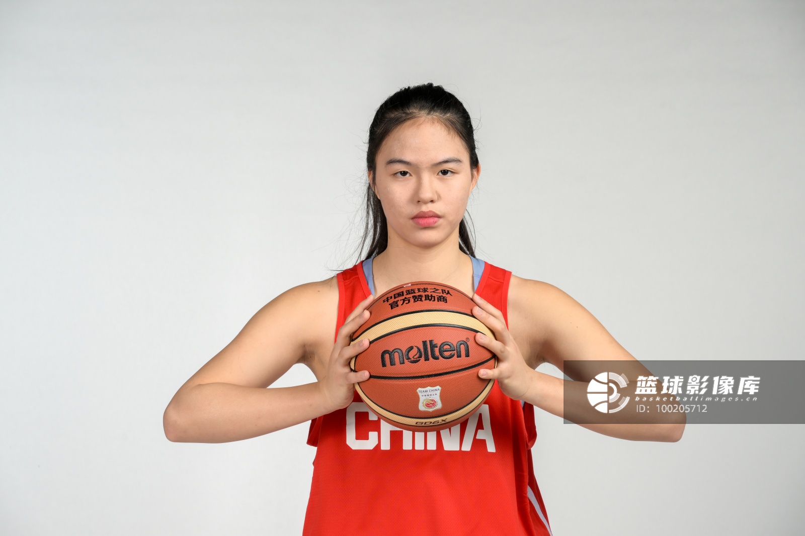 替补锋线冲抢5前场板 吴梦婕11+8难阻U17女篮失利