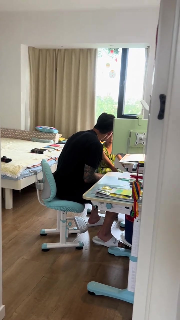 张琳芃辅导作业遇挫:国家队防线难挡数学题