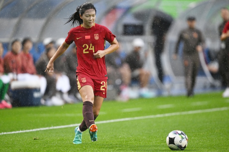 中国U20女足冒雨6000米拉练 三战朝鲜检验成色