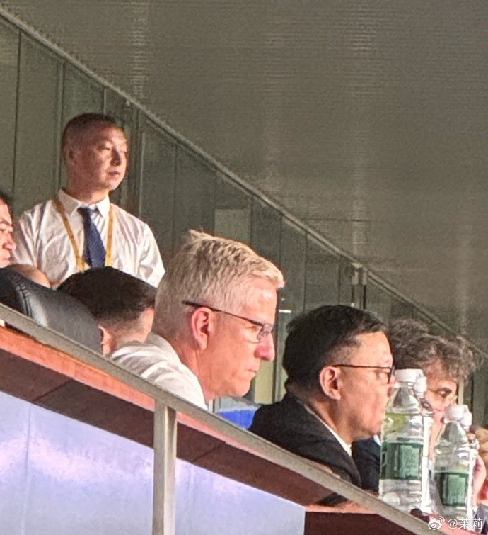 曼城CEO与体育总监同现深体，现场观战深圳新鹏城对重庆铜梁龙
