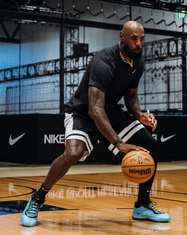 詹姆斯上脚LeBron 24训练 第24代勒布朗正代确认已在路上