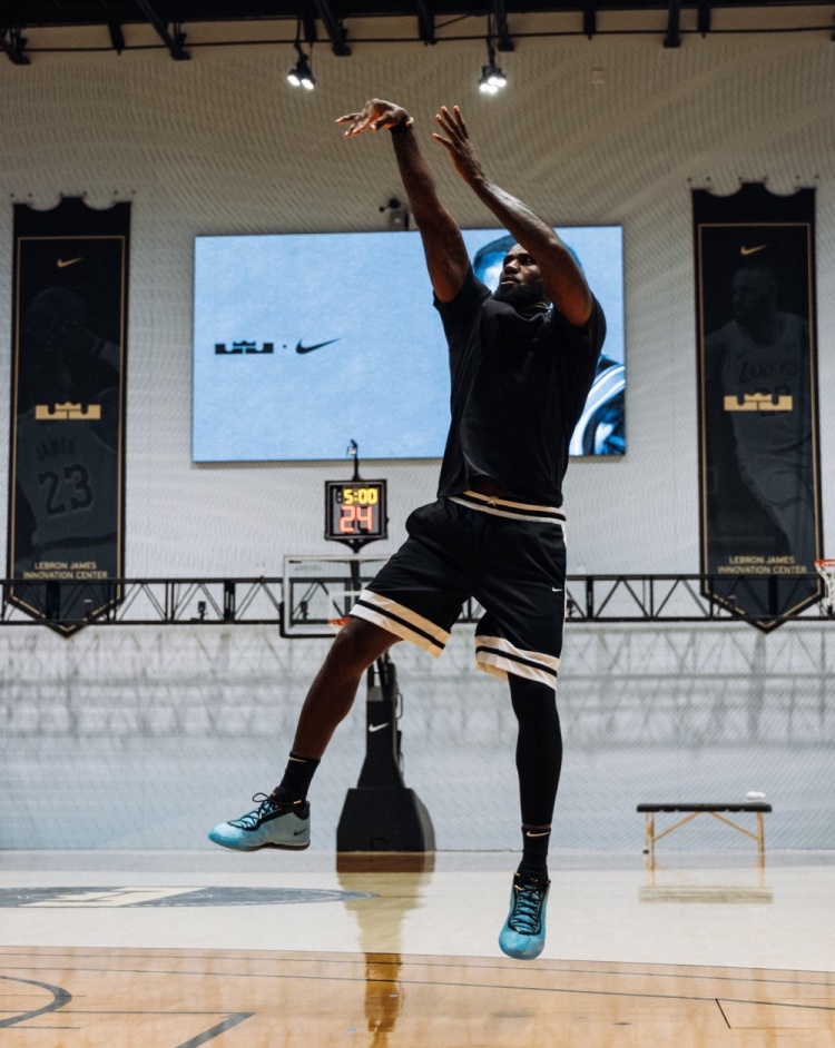 詹姆斯上脚LeBron 24训练 第24代勒布朗正代确认已在路上