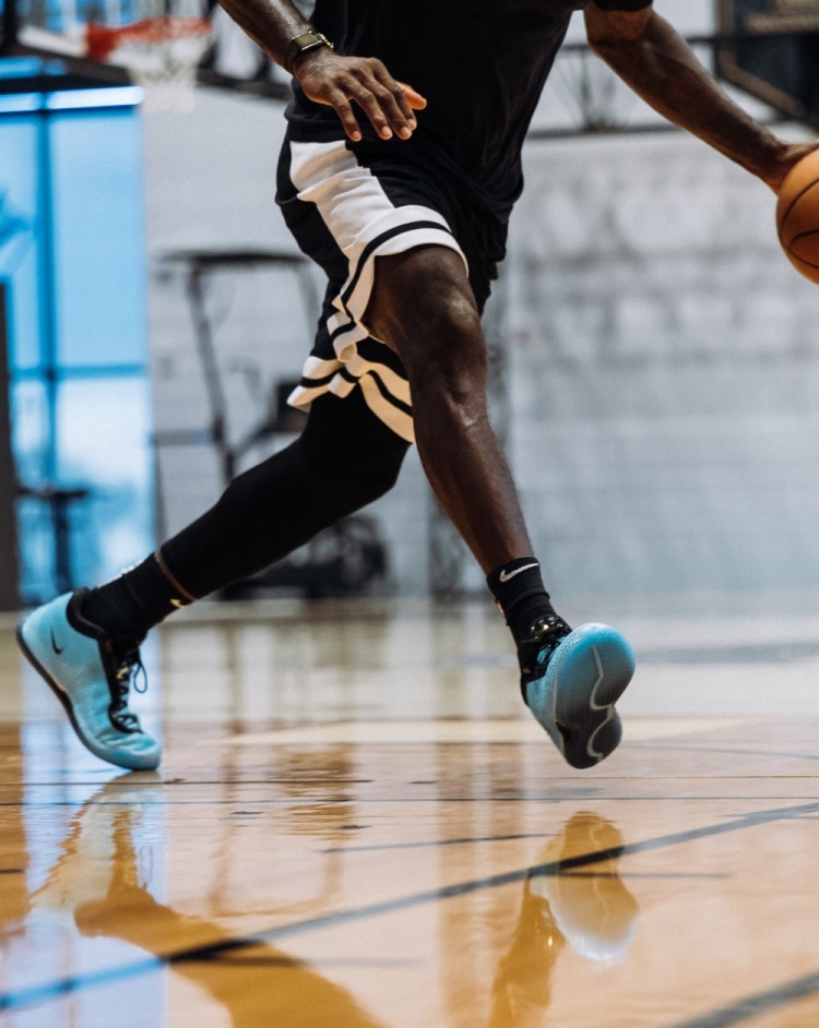 詹姆斯上脚LeBron 24训练 第24代勒布朗正代确认已在路上