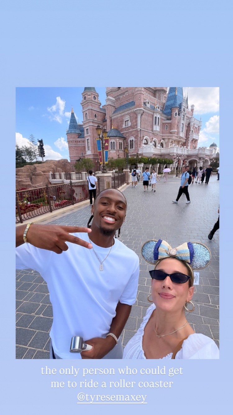 Klutch Sports美女助理晒与马克西合影：唯一让我敢坐过山车的人