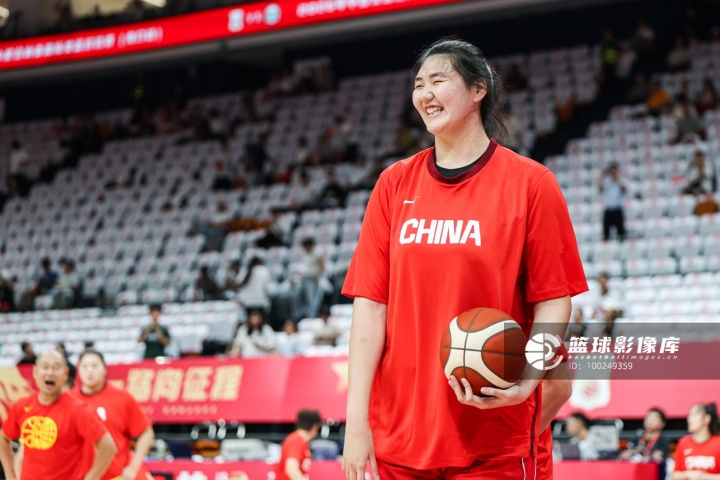 媒体人:美国女篮那几个黑人锋线的弹跳力 张子宇拿不到球很正常 媒体人:美国女篮那几个黑人锋线的弹跳力 张子宇拿不到球很正常