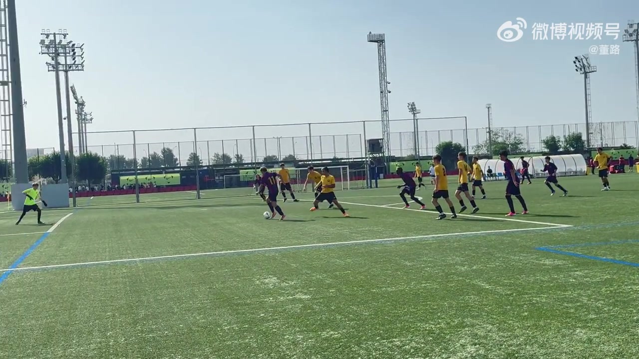 游刃有余！14岁李昊炎首发出战巴萨U15热身赛，单刀轻松推射破门