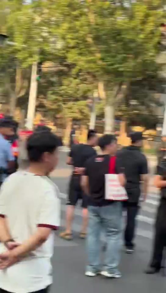 蓉城媒体人晒视频：走在规定封控路段 身后球迷集体大骂+投掷水瓶