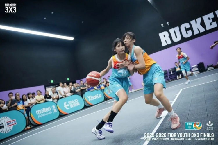 当国歌响起,4位中国女孩也站上了世界杯的舞台 当国歌响起,4位中国女孩也站上了世界杯的舞台
