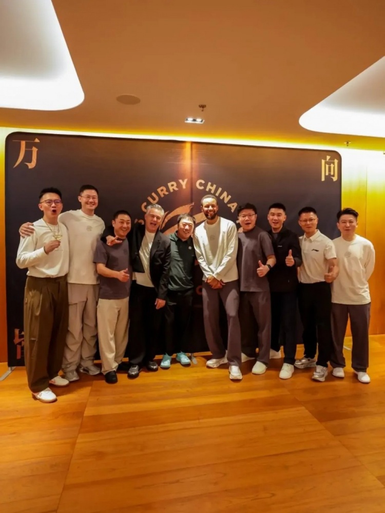 库里晒中国行第一站活动照&视频：和球迷PK半场三分 和机器人投篮