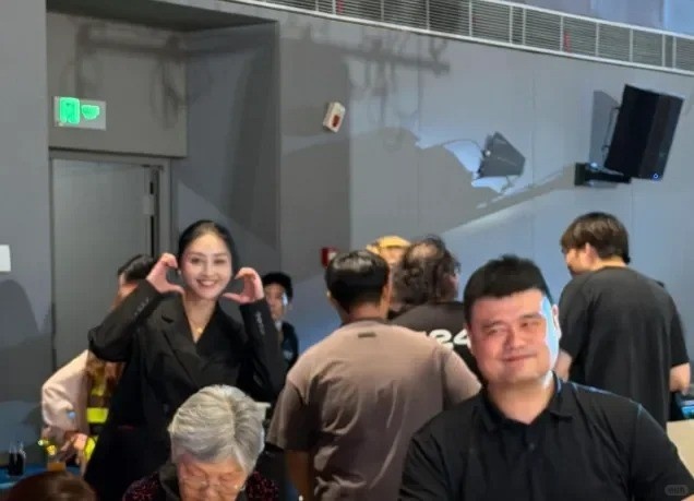 姚明与父母低调出席家族亲戚婚礼 身材高大引得旁人前来合影